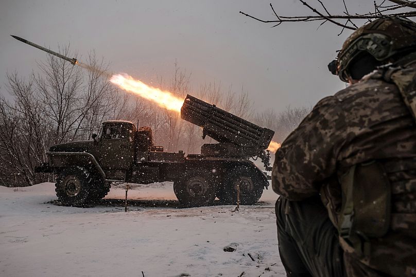 Des militaires ukrainiens tirent un MRLS BM-21 « Grad » en direction des positions de l'armée russe près de Tchassiv Iar, 15 février 2025.