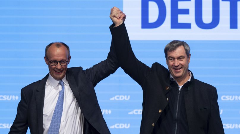 Friedrich Merz (CDU lideri) ve Markus Soeder (CSU lideri), Almanya, Münih'te bir seçim kampanyası etkinliğinde birlikte duruyor