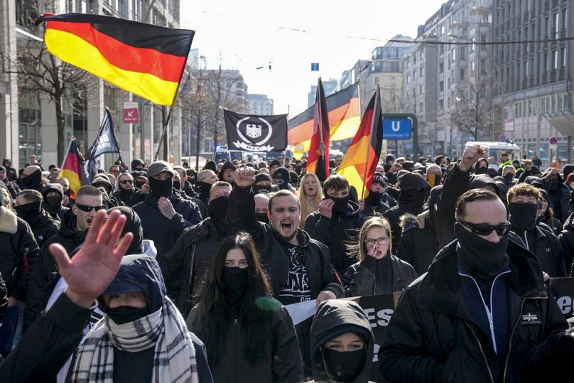 Aşırı sağcı destekçiler, Almanya seçimlerinden bir gün önce Almanya'nın başkenti Berlin'de düzenlenen bir protesto sırasında slogan atıyor, 22 Şubat 2025.