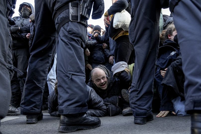 Polis memurları, Almanya seçimlerinden bir gün önce, aşırı sağcı bir gösterinin yolunu kapatan aşırı sağ karşıtı protestocuları uzaklaştırıyor