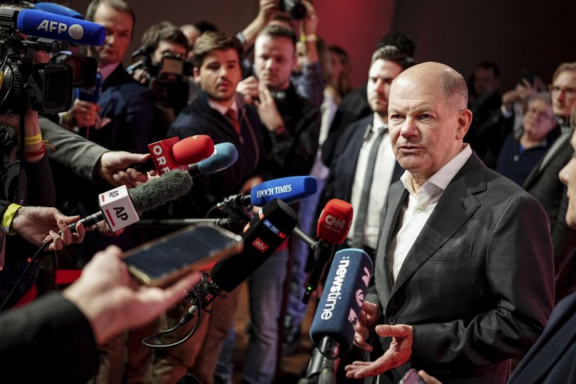 Il cancelliere federale Olaf Scholz (SPD) rilascia una dichiarazione alla stampa alla fine della campagna elettorale nel suo collegio, a Potsdam, Germania