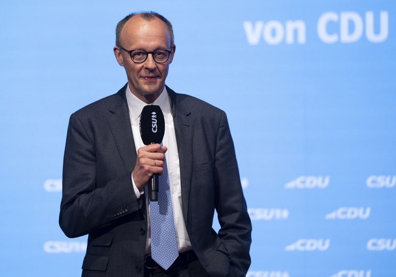 Friedrich Merz, candidato della Cdu alla carica di Cancelliere, parla alla chiusura della campagna elettorale congiunta di Csu e Cdu per le elezioni del Bundestag, a Monaco