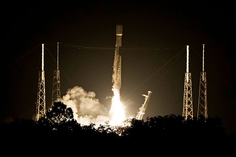 Un cohete Falcon 9 llevando satélites Starlink v2 despega de Cabo Cañaveral, 23 de julio de 2023