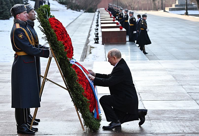 Le président russe Vladimir Poutine assiste à une cérémonie de dépôt de gerbes sur la tombe du soldat inconnu à Moscou, le 23 février 2025.