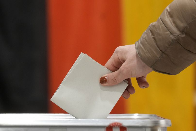 Un électeur vote dans un bureau de vote à Berlin, Allemagne, le dimanche 23 février 2025, lors des élections fédérales allemandes.