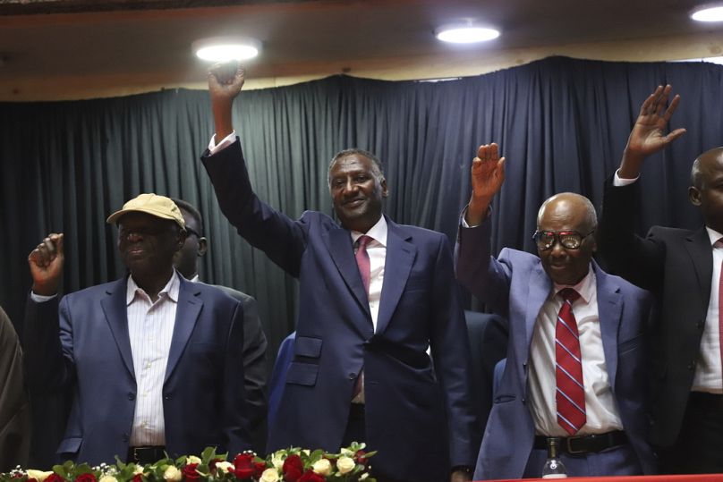 ممثلون عن قوات الدعم السريع خلال مراسم توقيع لميثاق تأسيس السودان، الذي يهدف إلى تشكيل حكومة موازية في نيروبي، يوم الثلاثاء 18 فبراير 2025. 