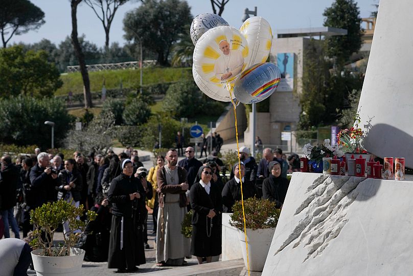 İnsanlar Roma'daki Gemelli Hastanesi'nin önünde Papa Francis için dua ediyor, 23 Şubat 2025.