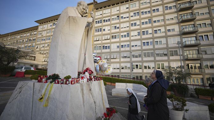 Papa, condizioni rimangono "critiche": insorta una lieve insufficienza renale