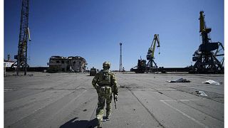 Un fotograma del comienzo de la guerra muestra a un soldado ruso corriendo durante la batalla de Mariupol, 29 de abril de 2022.