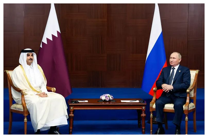 الرئيس الروسي فلاديمير بوتين وأمير قطر تميم بن حمد آل ثاني خلال لقاء جمعهما في آستانة-كازاخستان، أكتوبر 2022.