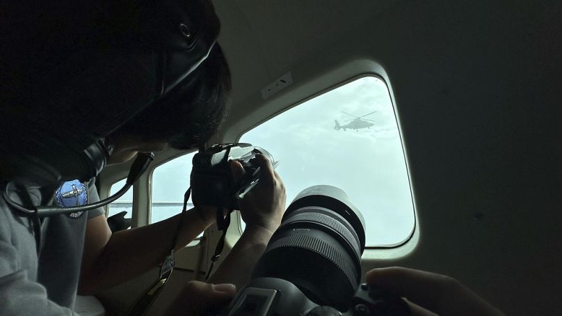 Chiński helikopter wojskowy zbliża się do samolotu Biura do spraw Rybółówstwa Filipin, 18.02. 2025