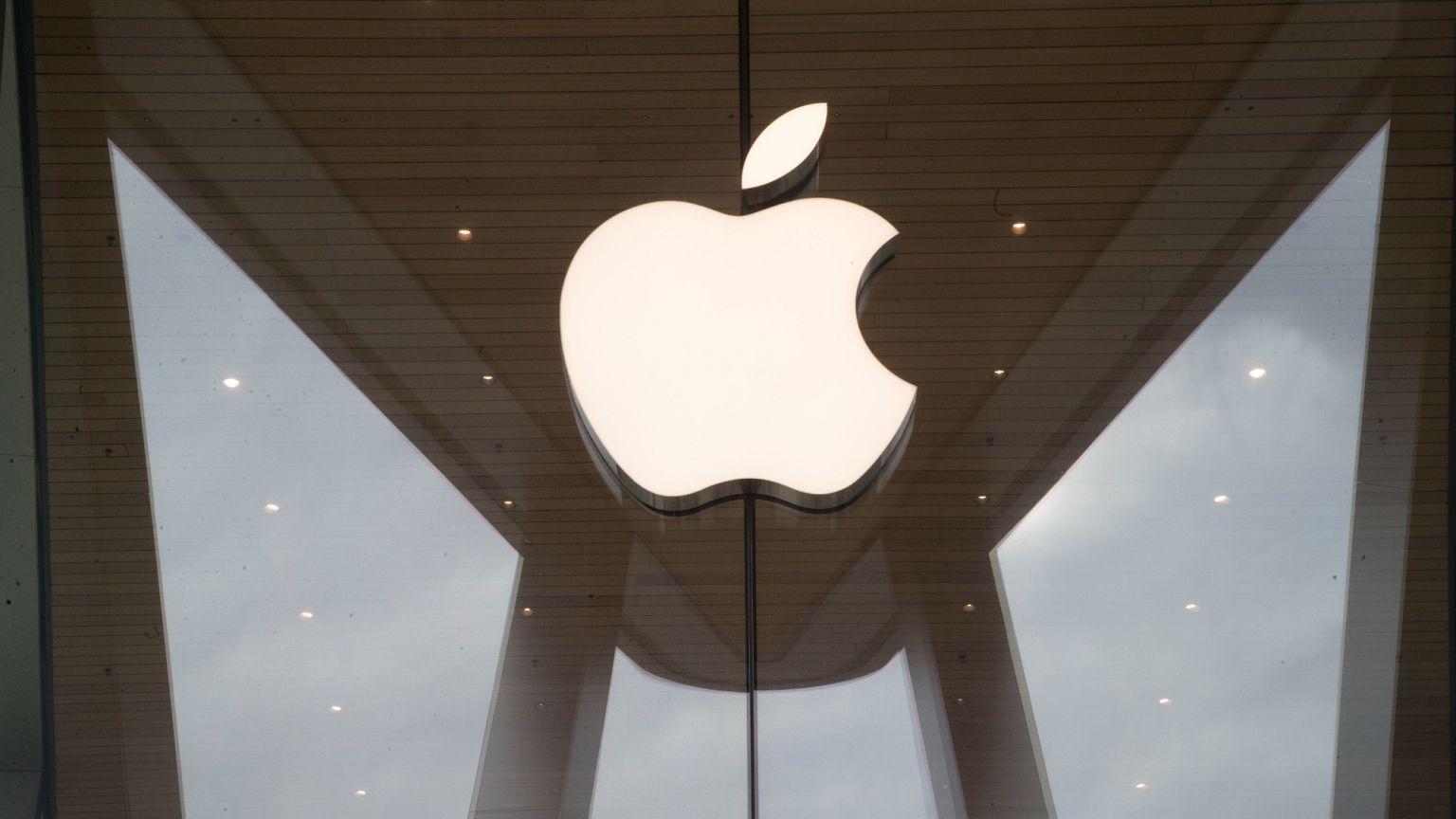 Top 7 Apple Earnings Takeaways Amid China Woes & Tariff Fears 2 Apple to create 20,000 US jobs to shield operations against tariffs