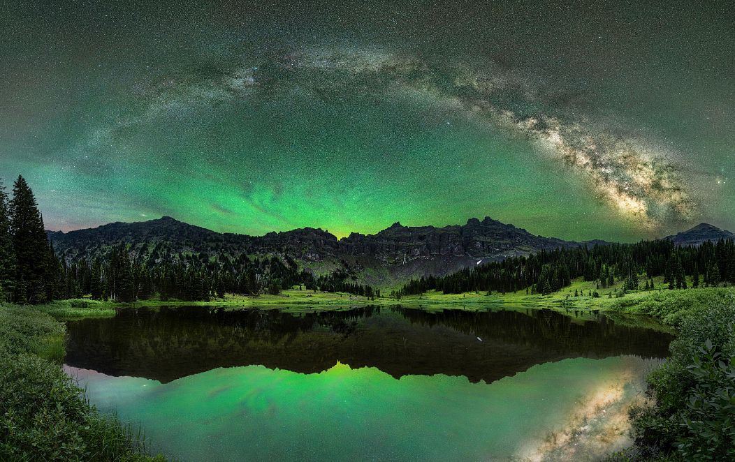 Une aurore et la Voie lactée sont visibles dans le ciel de Hyalite Lake, dans le Montana, aux États-Unis. 