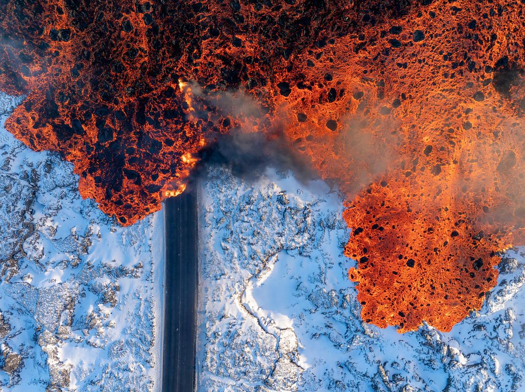 Une incroyable prise de vue aérienne d'une éruption volcanique en Islande. 