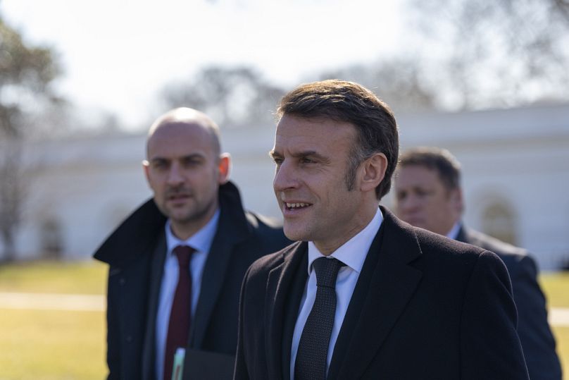 Prezydent Francji, Emmanuel Macron, opuszcza Biały Dom po spotkaniu z prezydentem Donaldem Trumpem w Gabinecie Owalnym.