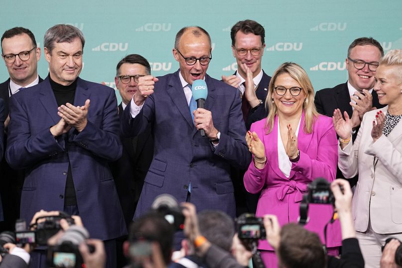 Friedrich Merz, kandydat głównej konserwatywnej partii Chrześcijańsko-Demokratycznej Unii (CDU), przemawia do zwolenników w siedzibie partii w Berlinie, 2025 r.