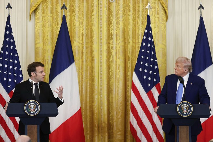 Başkan Donald Trump, Washington'daki Beyaz Saray'da ortak bir basın toplantısı sırasında konuşan Fransa Cumhurbaşkanı Emmanuel Macron'u dinliyor. / 24 Şubat 2025 Pazartesi