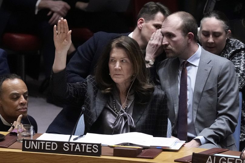 السفيرة الأمريكية دوروثي كاميل شيا تصوت في مجلس الأمن الدولي، الاثنين 24 فبراير/شباط 2025، في مقر الأمم المتحدة.
