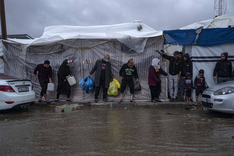 فلسطينيون نازحون بسبب القصف الإسرائيلي على قطاع غزة يبحثون عن ملجأ يحميهم من أمطار الشتاء في مخيم خيام تابع للأمم المتحدة في بلدة خان يونس جنوب قطاع غزة، الأحد، 19 نوفمبر2023 