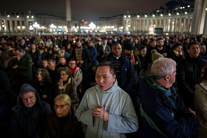 Milhares de pessoas juntaram-se na Praça de São Pedro para rezar pelo Papa Francisco