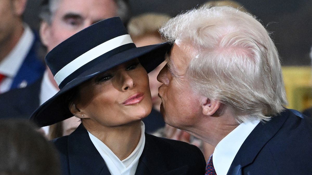 El presidente electo Donald Trump besa a Melania Trump antes de la 60.ª ceremonia de investidura presidencial en la Rotonda del Capitolio de Estados Unidos en Washington