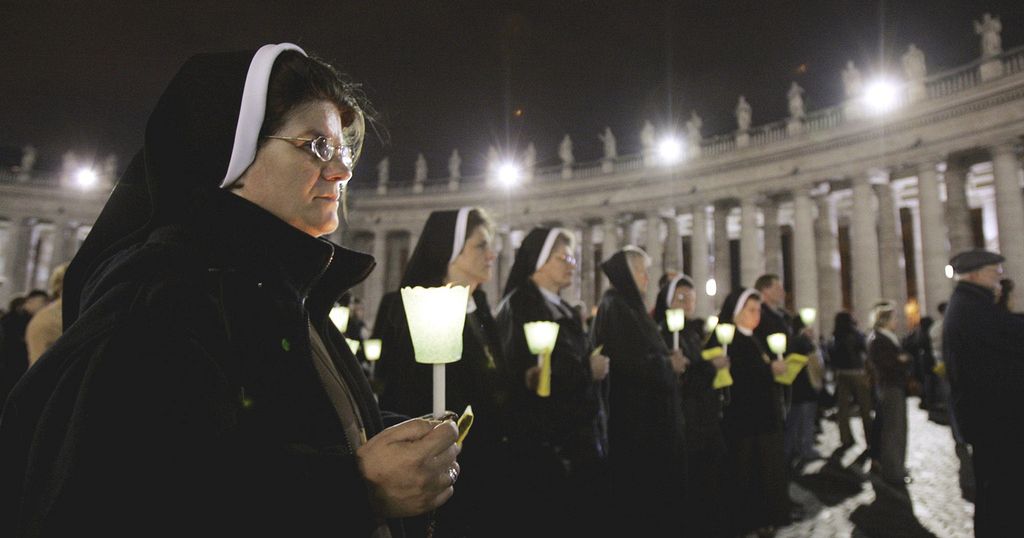 Thousands gather outside the Vatican to pray for Pope Francis’ health Thousands gather outside the Vatican to pray for Pope Francis’ health