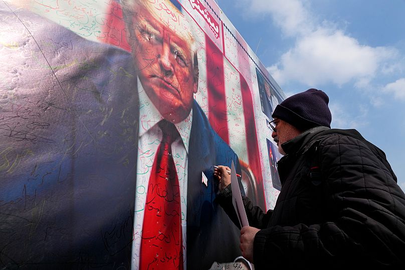 تصویر دیواری دونالد ترامپ همزمان با ۴۶ امین سالگرد انقلاب ایران