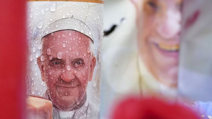 Papa Francesco in condizioni "critiche ma stazionarie": chi gestisce la Chiesa in questa situazione