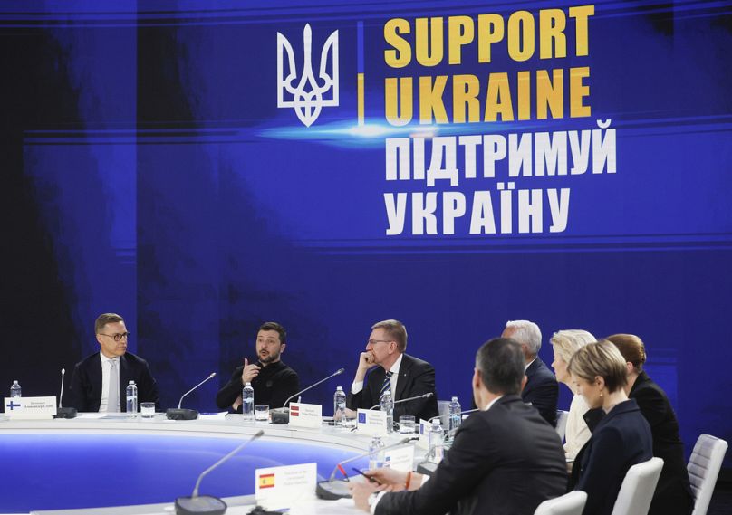 Volodymyr Zelensky lors d'une conférence de presse après le sommet « Support Ukraine », marquant le troisième anniversaire de l'invasion russe. 