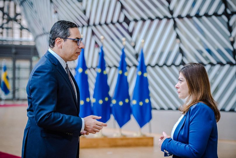 Ο ΥΠΕΞ της Κύπρου, Κωνσταντίνος Κόμπος, και η δημοσιογράφος του Euronews, Μαρία Ψαρά