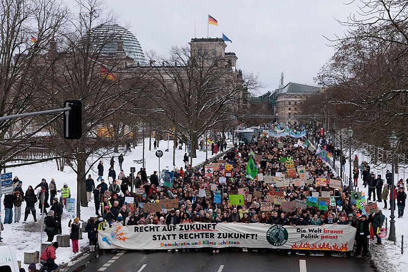 Une manifestation près du bâtiment du Reichstag pour marquer la grève nationale pour le climat organisée par Fridays for Future, à Berlin, le vendredi 14 février 2025.