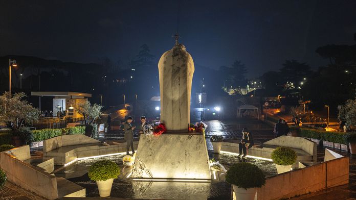 Vaticano: "Notte tranquilla, Papa Francesco sta risposando"