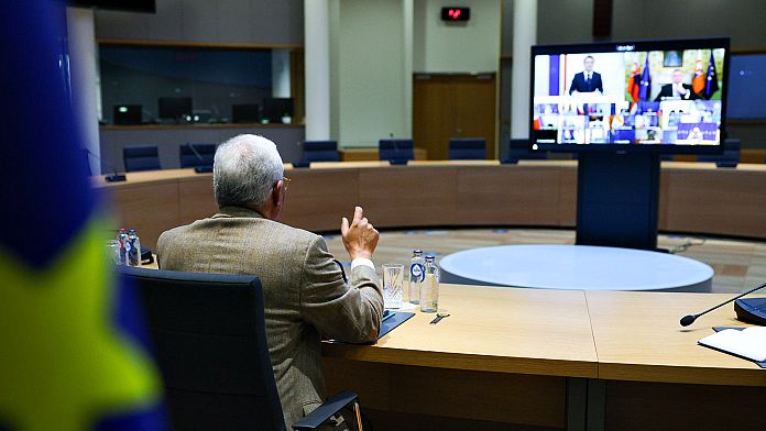 Emmanuel Macron informa i leader dell'Ue sull'incontro con Donald Trump