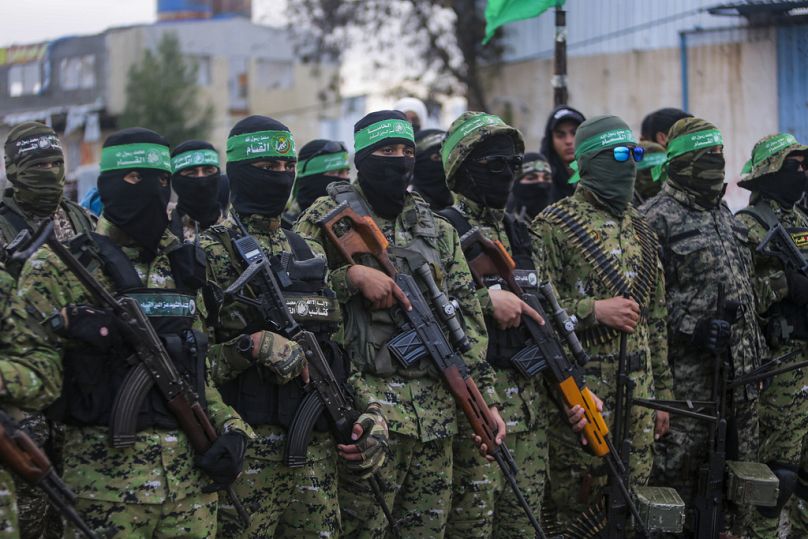 عناصر من حركة حماس ينتشرون في مدينة رفح قبيل الإفراج المرتقب عن اثنين من ستة رهائن إسرائيليين، تمهيدًا لتسليمهم إلى الصليب الأحمر، في قطاع غزة، السبت 22 فبراير 2025.