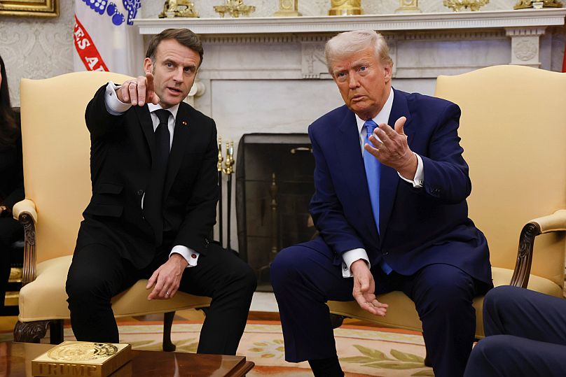 Donald Trump et Emmanuel Macron s'entretiennent dans le bureau ovale de la Maison Blanche à Washington, le lundi 24 février 2025.