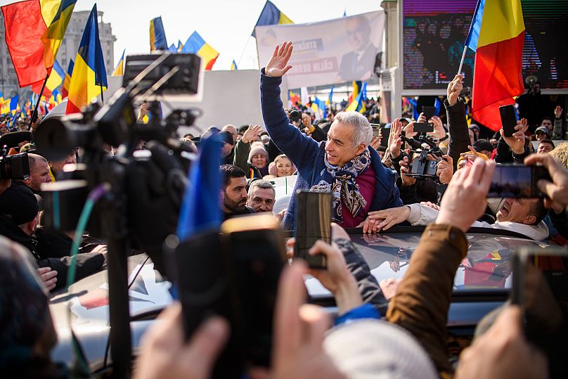 Calin Georgescu, zwycięzca pierwszej tury wyborów prezydenckich w Rumunii, unieważnionych przez Trybunał Konstytucyjny, macha do swoich zwolenników.