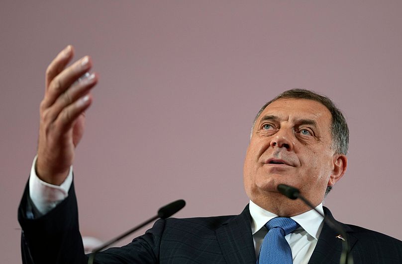 Milorad Dodik, lider Serbów Bośniackich, przemawia podczas konferencji prasowej po ogłoszeniu zwycięstwa w wyborach powszechnych w bośniackim mieście Banja Luka.
