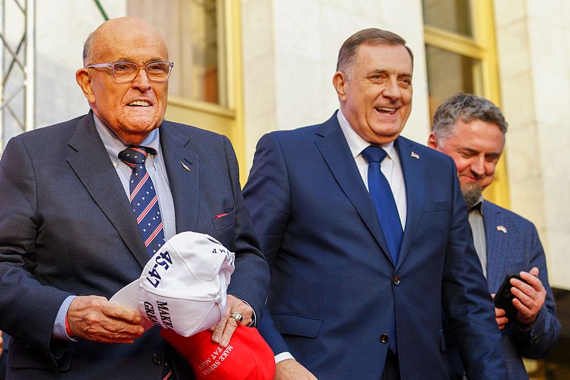 Prezydent Serbów bośniackich Milorad Dodik, w środku, i były burmistrz Nowego Jorku Rudy Giuliani, po lewej, 