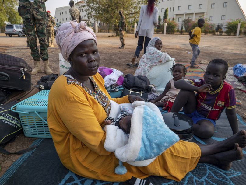 امرأة سودانية تحمل طفلها البالغ من العمر شهرًا واحدًا في جوبا، جنوب السودان، يوم الجمعة 17 يناير 2025.