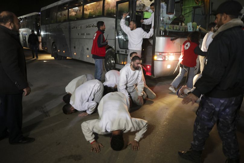أسرى فلسطينيون محررون أثناء وصولهم إلى قطاع غزة  الخميس، 27 فبراير/شباط 2025.