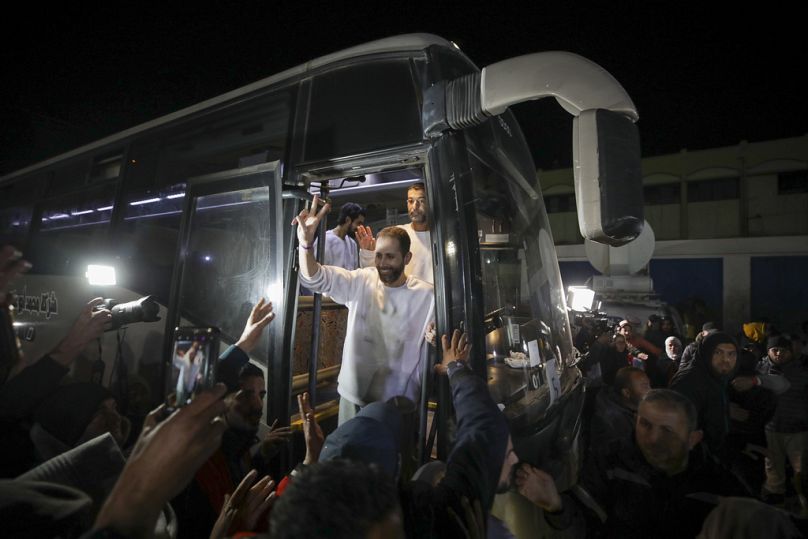 I prigionieri palestinesi liberati arrivano nella Striscia di Gaza a Khan Younis