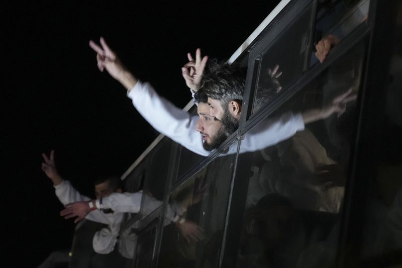 Uwolnieni palestyńscy więźniowie machają z autobusu, przybywając do Strefy Gazy po wyjściu z izraelskiego więzienia na mocy porozumienia o zawieszeniu broni