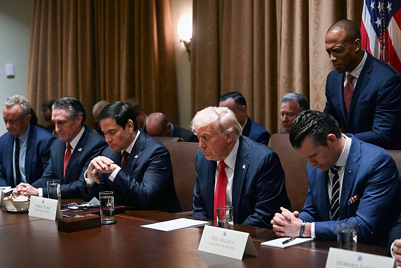 Prezydent Donald Trump modli się podczas pierwszego posiedzenia swojego gabinetu w Białym Domu w Waszyngtonie, w środę 26 lutego 2025 r.