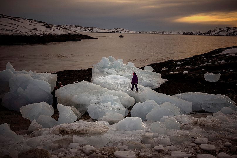 Ein Kind spielt auf einem Eisstück in Nuuk, Grönland.