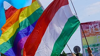 Banderas húngara y del arcoiris en la inauguración de los actos del Orgullo en 2008
