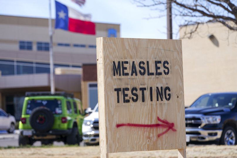 Un panneau à l'extérieur du district hospitalier de Seminole propose un test de dépistage de la rougeole, le 21 février 2025, à Seminole, au Texas.