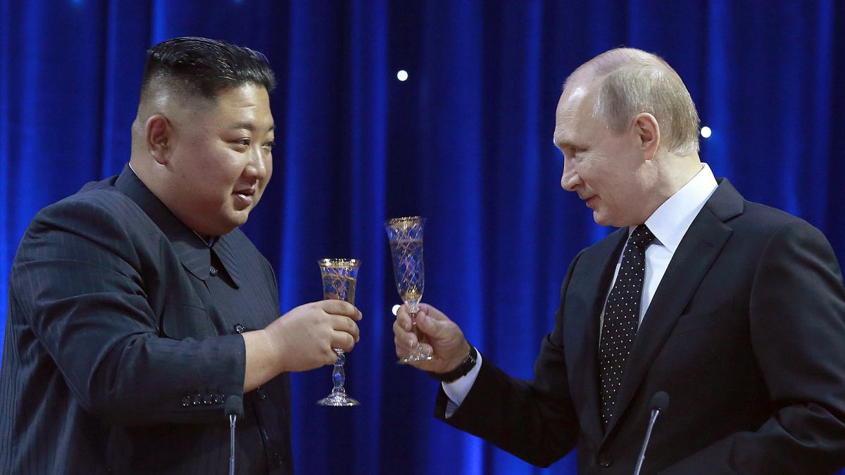  O líder norte-coreano Kim Jong-un e o presidente russo Vladimir Putin brindam em Vladivostok, na Rússia, a 25 de abril de 2019.