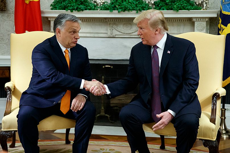 Prezydent Donald Trump podaje rękę premierowi Węgier Viktorowi Orbánowi w Gabinecie Owalnym Białego Domu, 13 maja 2019 roku, w Waszyngtonie.