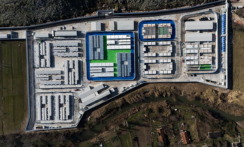Vue aérienne du camp de migrants de Gjader dans la région de Lezhë, en Albanie, le samedi 1er février 2025.