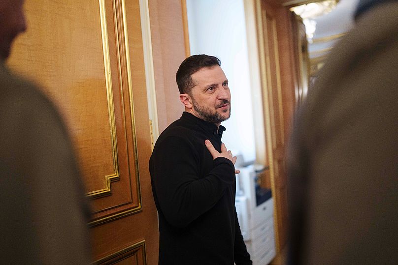 Prezydent Ukrainy Wołodymyr Zełenski przemawia do dziennikarzy podczas konferencji prasowej w Kijowie.